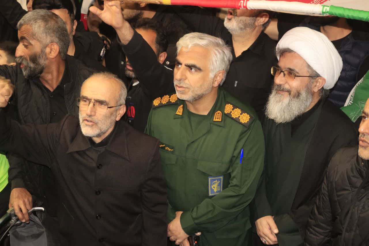 اجتماع بزرگ مردمی در سوگ رهبر شهید در میدان شهدای ۱۷ شهریور آمل برگزار شد