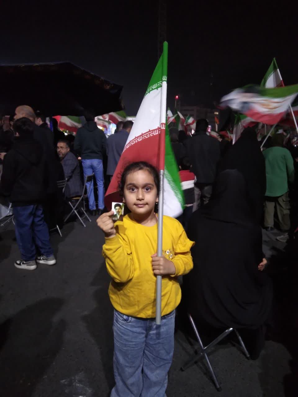 مشق ایستادگی کودکان و نوجوانان در سوگ رهبر شهید